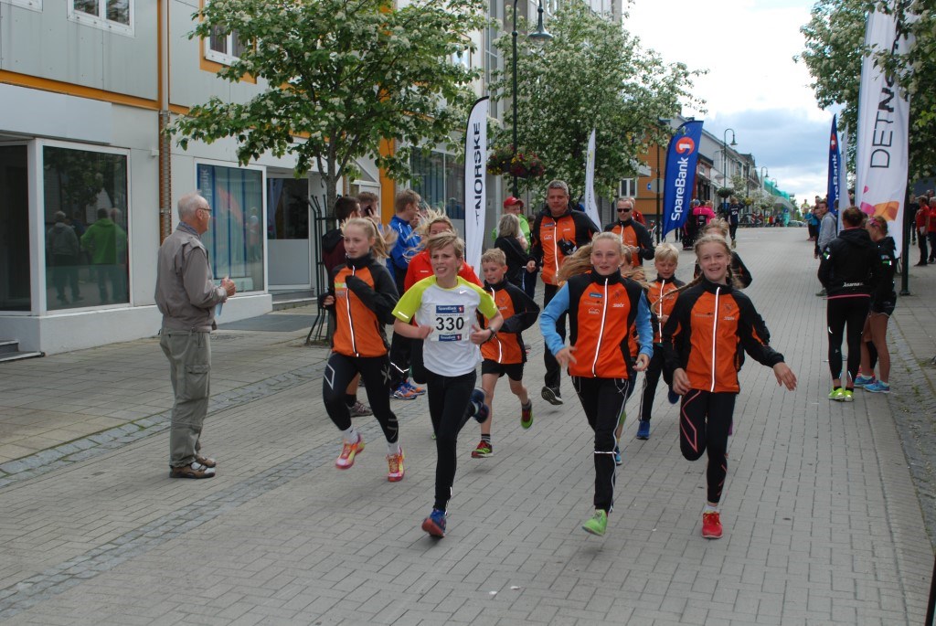 Laget løper sammen med ankermann Hermann i mål på Levanger