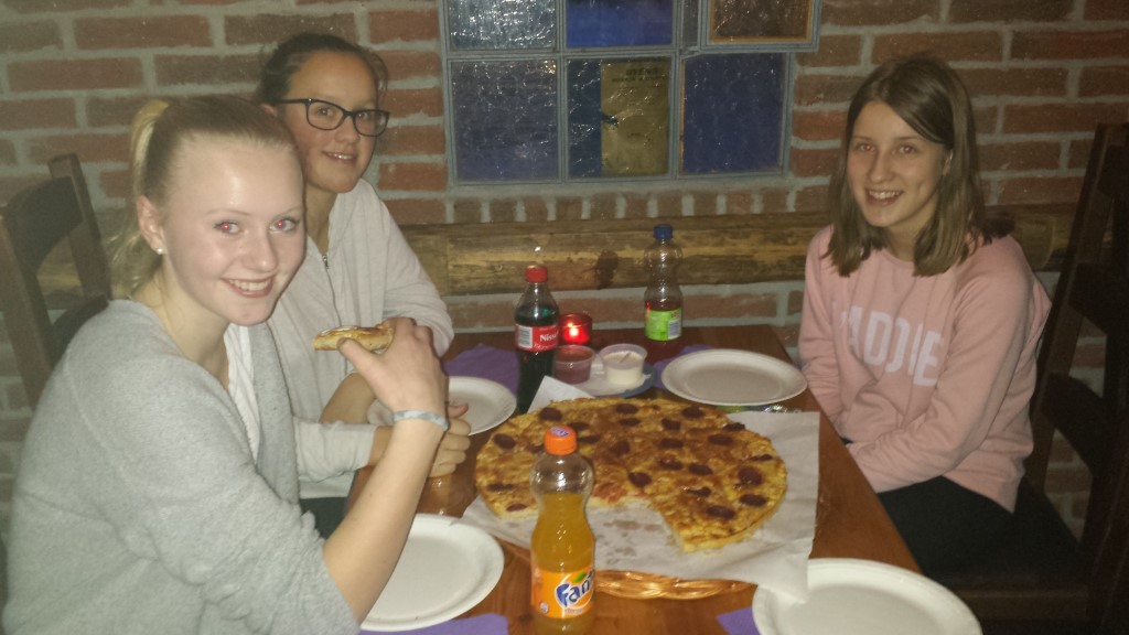 3 glade jenter på pizzakveld