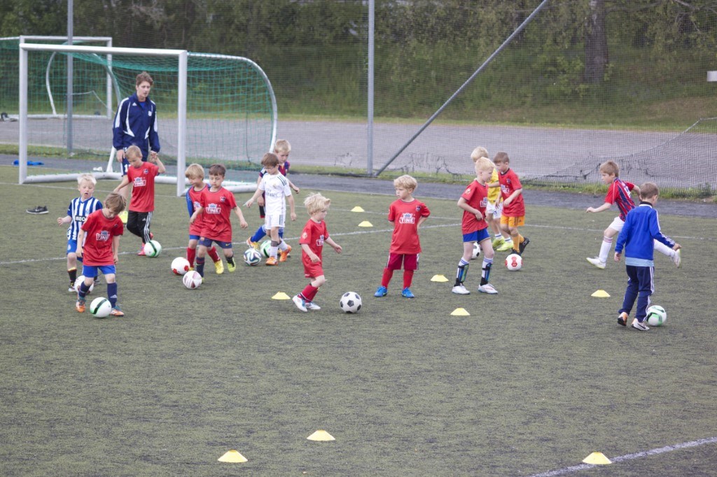 LEK: A-lagsspiller Trym Thorbjørnsen har organisert leken Haien kommer for de yngste. Foto: Eivind Sollie
