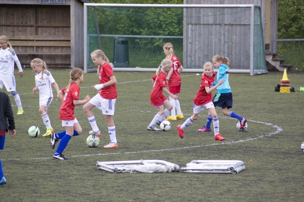 Jentene leker sleipeleken. Foto: Eivind Sollie