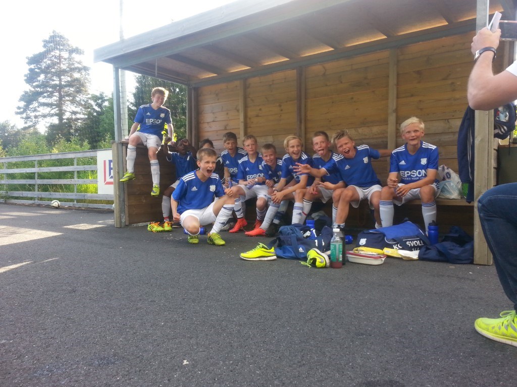 Fornøyde gutter etter kampen, da venter Fornebu FK i 1/8-finalen i Adidas Cup