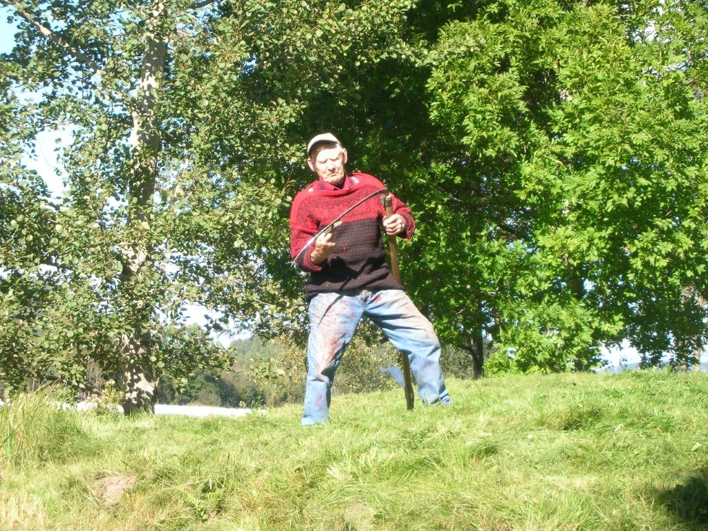 Jakob Rauan bryner ljåen i Lunden 16.9.05.jpg