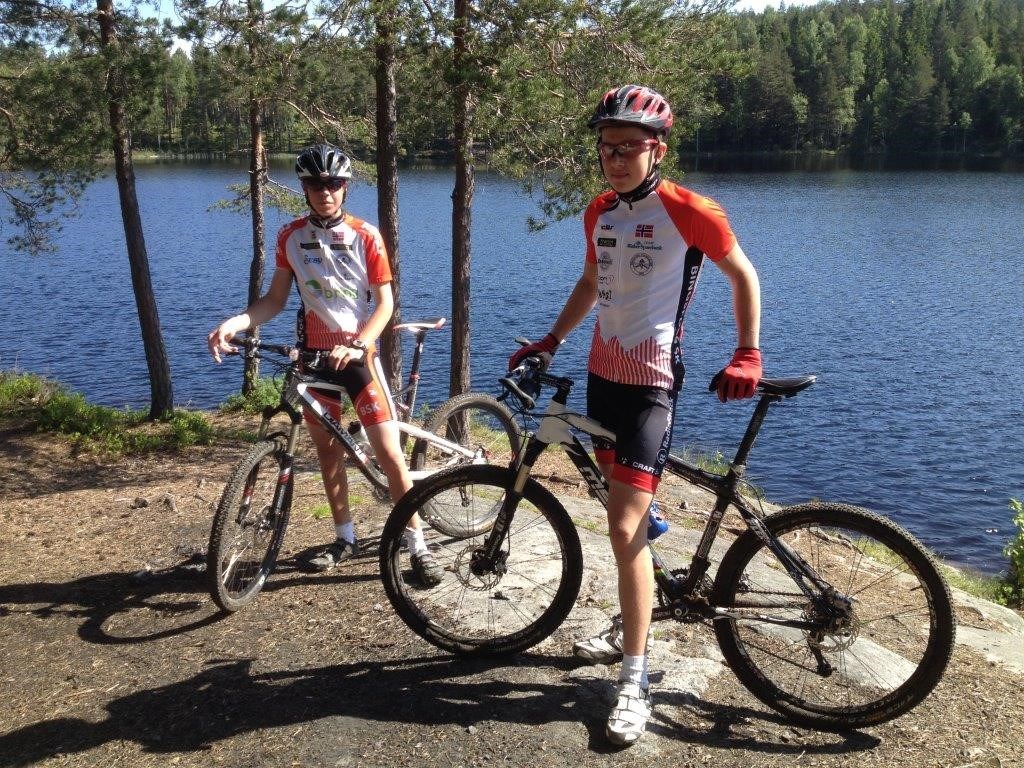 Andreas og Sivert fra Team Blaker Sparebank på skogstur