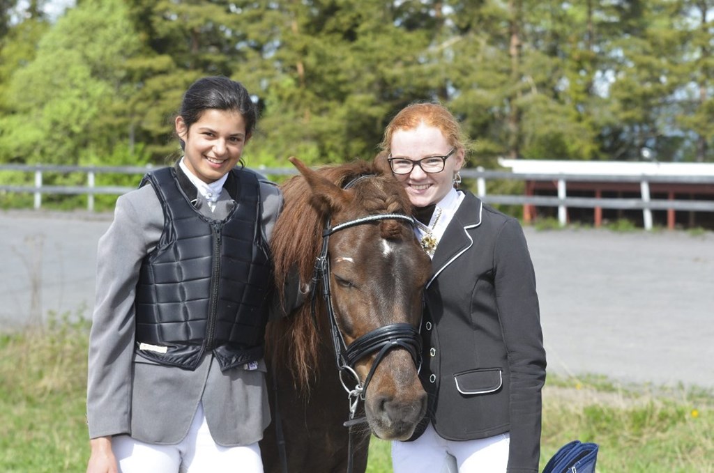 GLADE JENTER: Siri Torgersen Grinder (til høyre) og Tara Hvinden sikret første- og tredjeplass til Hadeland Ride- og Kjøreklubb i klasse Lett C:ponni.