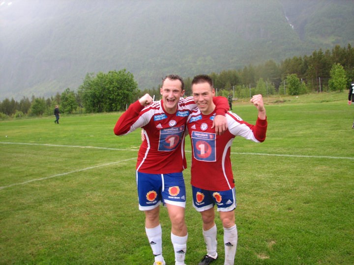 Joakim Flatvoll og Espen Haugen jublet for tre livsviktige poeng i toppkampen mot Skarp. Foto: Jo Are Vik