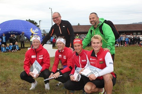 Johannes, Tarjei, Jarle og Johan Eirik saman med Hallgeir Nygård og Sven Flo. Foto: John Roger Meland