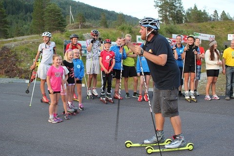 Programleiar Ronny Brede Aase prøvde seg på rulleski. Foto: John Roger Meland