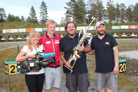 Johannes Thingnes Bø saman med NRK teamet. Foto: John Roger Meland