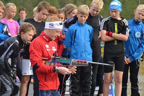 Johannes instruerer. Foto: Margunn Hjelmeset