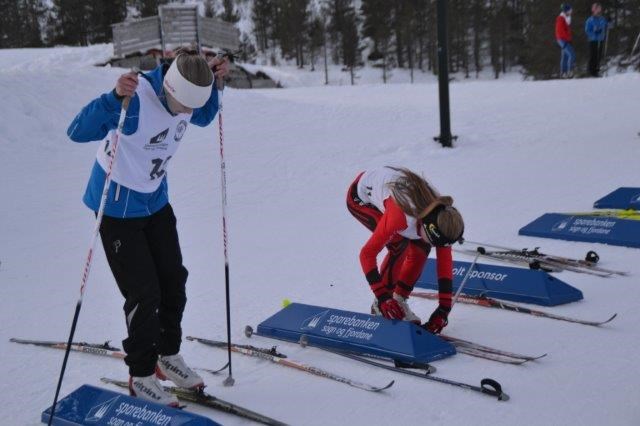 Emilie Flo Stavik og Maren Hjelmeset Kirkeeide. Foto: Margunn Hjelmeset