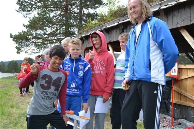Per Øen sender Nosrat, Magnus, Peter og Johan Olav ut i løypa. Foto: Margunn Hjelmeset