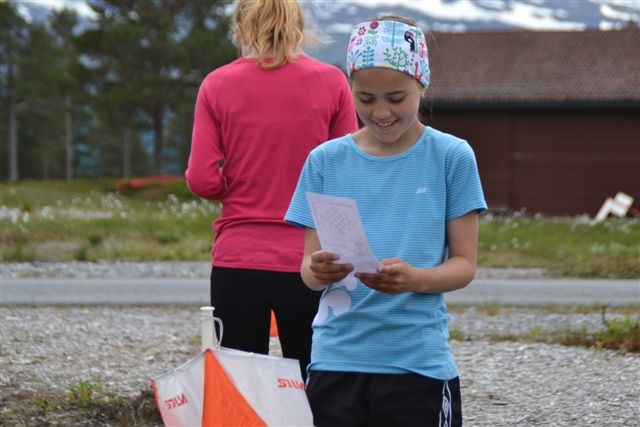 Sofie studerer kartet. Foto: Margunn Hjelmeset