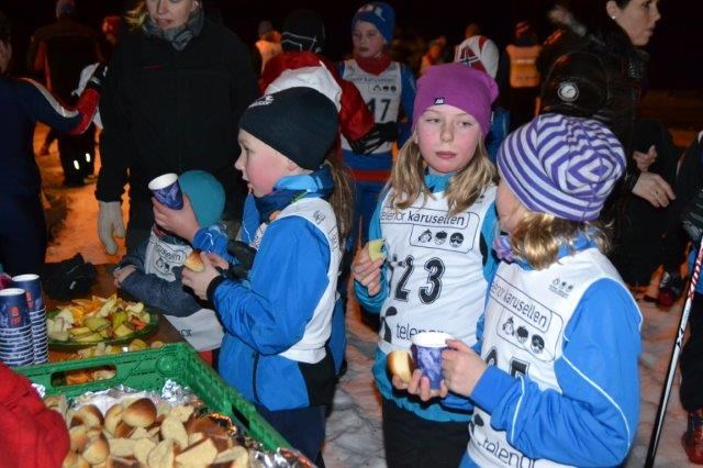 Elias Guddal Sunde, Hedda Garlid Hilde og Emma Njøten i matkø. Foto: Margunn Hjelmeset