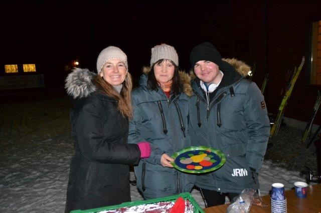 Ingrid Meland, Hildegunn Midthjell Gjørven og Anders Meland servere frukt. Foto: Margunn Hjelmeset