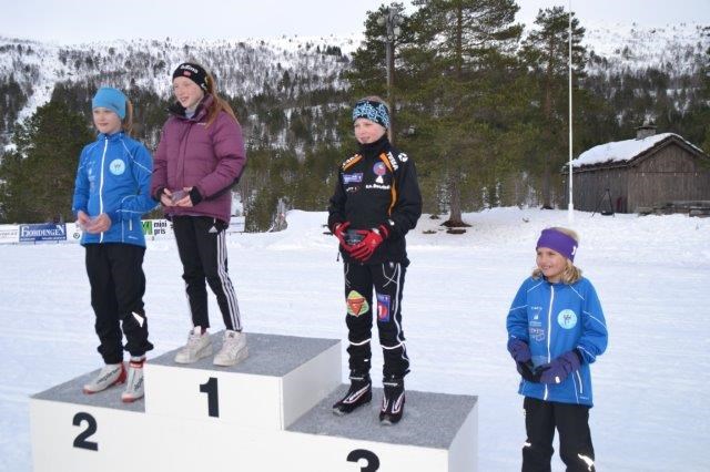 Premieutdeling klasse jenter 11 år. Foto: Margunn Hjelmeset