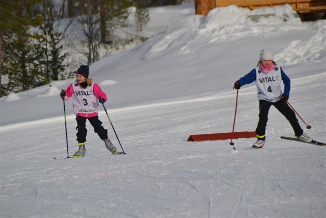 Emma Njøten og Anna Naustdal. Foto: Margunn Hjelmeset