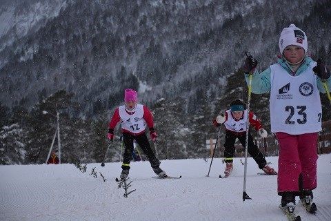 Inger Hjelmeset, Anna Flo Kandal og Ane Hjelmeset Kirkeeide mot mål. Foto: Anne Marie Svarstad