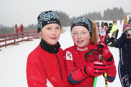 Emilie Flo Stavik og Maren Hjelmeset Kirkeeide. Foto: Ingrid Meland