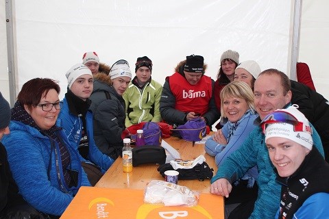 Delegasjon frå Markane IL på Bendit Kvalfoss-sprinten. Foto: TSN