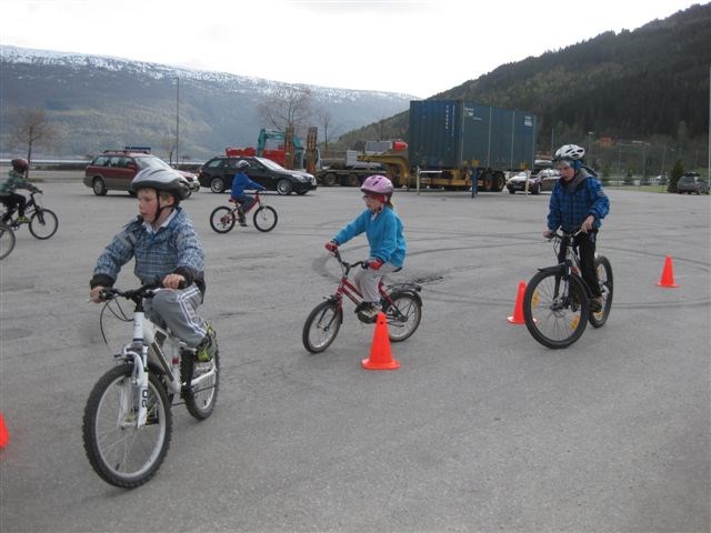Unge syklistar på Barneidrettsskulen. Foto: Margunn Hjelmeset
