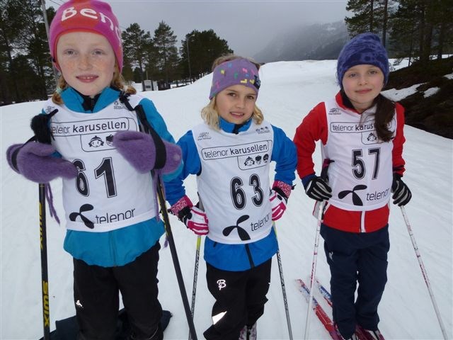 Maren Hjelmeset Kirkeeide, Emma Njøten og Bertine Fløtre Reed før start. Foto: Margunn Hjelmeset