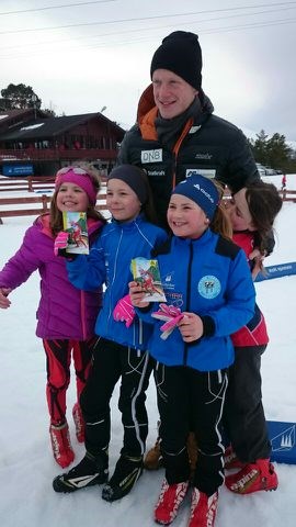Unge langrennsløparar fekk møte Johannes Thingnes Bø. Foto: TSN