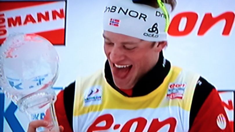 Tarjei Bø vann verdscupen samanlagt. Foto: NRK